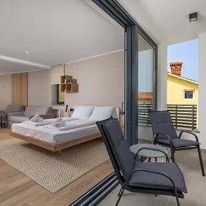 Belinda With Balcony Apartman